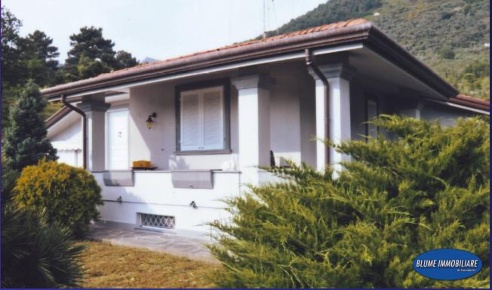 Foto Villa unifamiliare a Camaiore Camaiore Paese di 180 m² con 7 locali