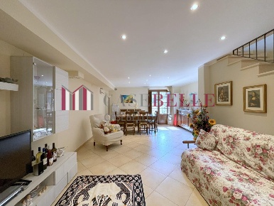 Foto Villa a schiera a Camaiore Camaiore Paese di 117 m² con 5 locali