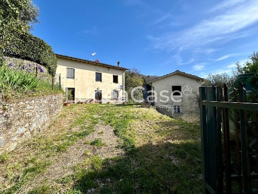 casa indipendente in vendita a Camaiore in zona Santa Maria Albiano