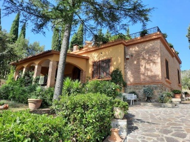 Foto Villa unifamiliare a Rosignano Marittimo di 180 m² con 7 locali