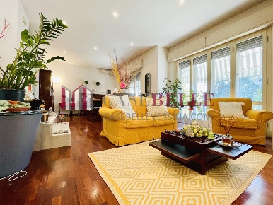 Foto Villa unifamiliare a Camaiore Lido di Camaiore di 220 m² con 8 locali