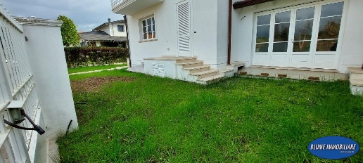 Foto Villa unifamiliare a Camaiore Lido di Camaiore di 195 m² con 8 locali