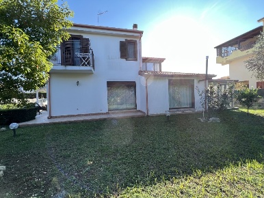 Foto Villa unifamiliare in VIA NAZIONI UNITE, Crotone di 330 m² in vendita