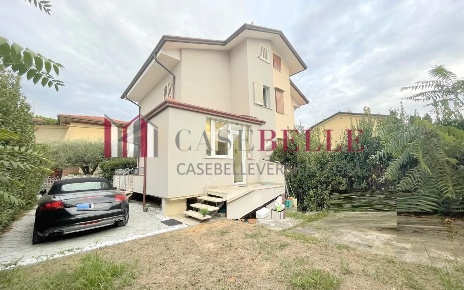 Foto Villa bifamiliare a Camaiore Lido di Camaiore di 100 m² con 6 locali