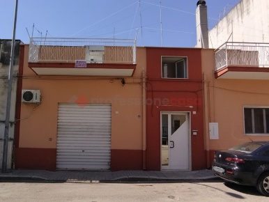 Foto Appartamento in Via Deledda 60/62, Grottaglie di 85 m² con 3 locali