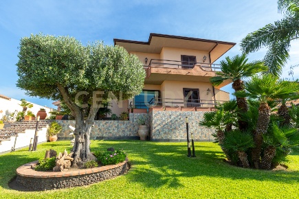 Foto Villa unifamiliare in Via Salemi 19, Mascalucia Centro di 237 m²