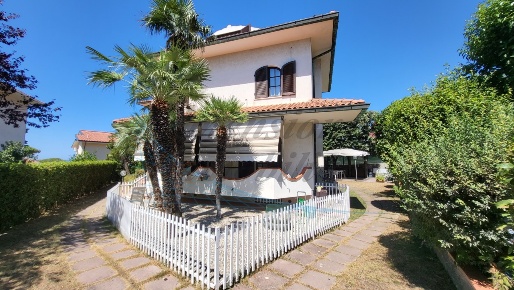 Foto Villa unifamiliare in Via Lago D'Iseo, Rosignano Marittimo di 350 m²