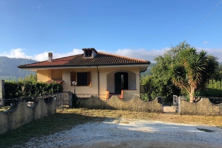 Foto Villa unifamiliare a Camaiore di 180 m² con 10 locali in vendita