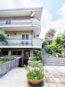 Foto Villa bifamiliare a Mascalucia Centro di 120 m² con 6 locali