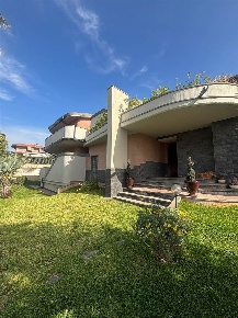 Foto Villa unifamiliare in Via Timeo  8, Mascalucia Centro di 440 m²