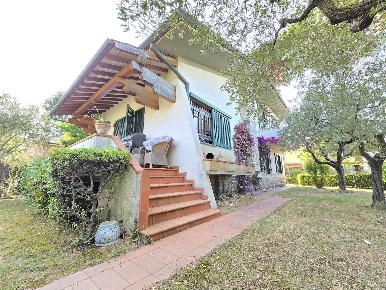 Foto Villa unifamiliare a Camaiore Lido di Camaiore in vendita