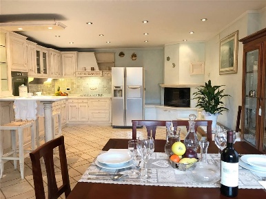 Foto Villa unifamiliare a Camaiore Camaiore Paese di 350 m² con 12 locali