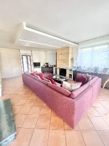 Foto Villa bifamiliare a Camaiore Lido di Camaiore di 200 m² con 7 locali