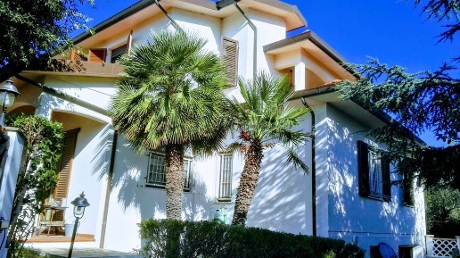 Foto Villa unifamiliare in via Serragrande, Rosignano Marittimo di 340 m²