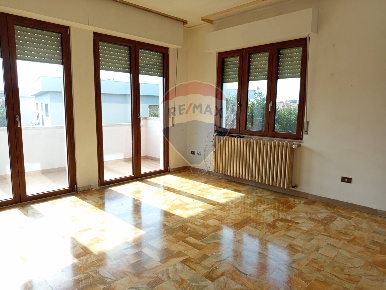 Foto Villa bifamiliare a Piombino Centro di 190 m² con 7 locali in vendita