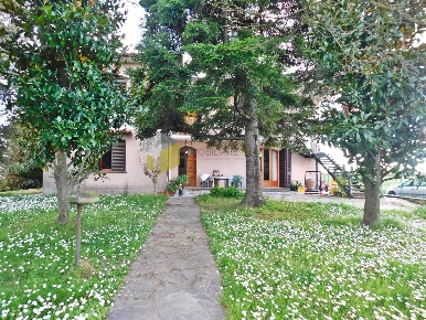 Foto Villa bifamiliare in vi bruno buozzi, San Giuliano Terme di 300 m²