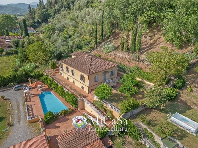 Foto Villa singola in Strada Statale dell'Abetone e del Brennero, di 526 m²