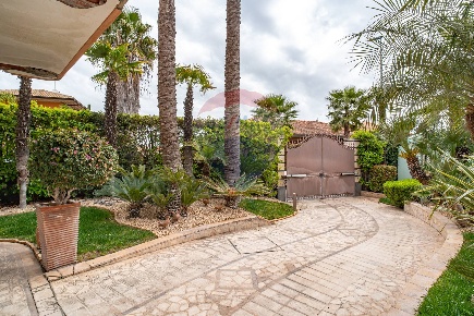 Foto Villa singola in Via Elio Vittorini, Mascalucia Centro di 360 m²