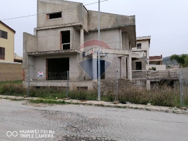 Foto Villa bifamiliare a Comiso Centro di 655 m² con 20 locali in vendita