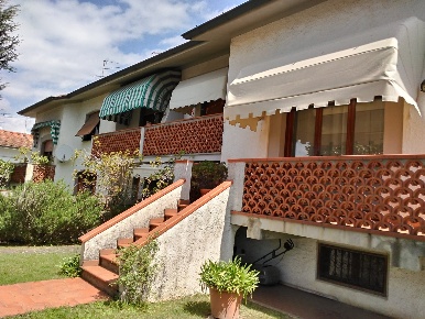 Foto Villa bifamiliare a Camaiore Capezzano Pianore di 200 m² con 10 locali