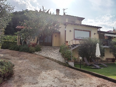 Foto Villa unifamiliare a Camaiore Camaiore Paese di 200 m² con 14 locali