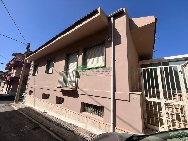 Foto Appartamento in Via Dei Papiri, Comiso Centro di 140 m² con 5 locali