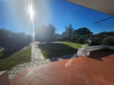 Foto Villa bifamiliare a Massa Centro di 230 m² con 8 locali in vendita