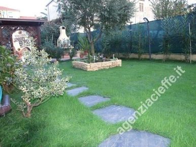 Foto Villa a schiera a Massa Centro di 160 m² con 7 locali in vendita