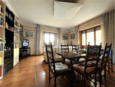 Foto Appartamento a Massa Marina di Massa Centro di 90 m² con 5 locali