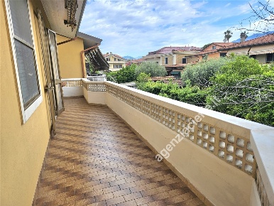 Foto Appartamento a Massa Marina di Massa Centro di 75 m² con 4 locali