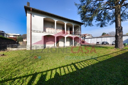 Foto Villa singola a Saronno di 560 m² con 6 locali in vendita