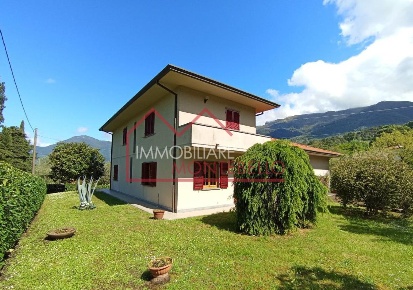 Foto Villa unifamiliare a Camaiore Camaiore Paese di 220 m² con 10 locali