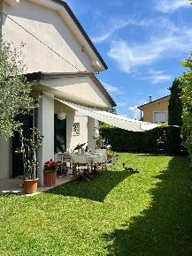 Foto Villa bifamiliare a Capannori Segromigno - San Colombano di 140 m²