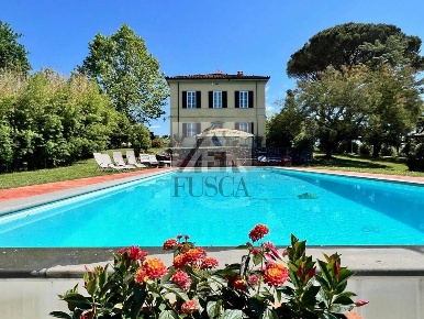 Foto Villa unifamiliare in Via di Sant'Alessio, Lucca di 840 m² in vendita