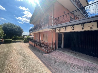 Foto Villa unifamiliare a Mascalucia Centro di 270 m² con 7 locali