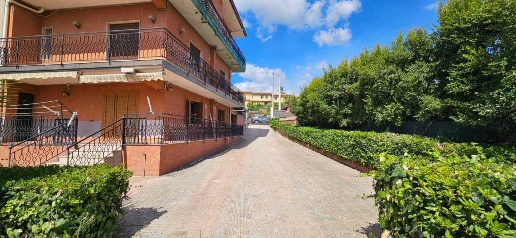 Foto Villa unifamiliare a Mascalucia Centro di 270 m² con 7 locali