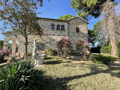Foto Villa unifamiliare in VIA chiaravallese, Osimo Centro di 400 m²