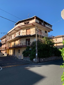 Foto Villa bifamiliare a Mascalucia Centro di 400 m² con 8 locali