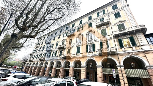 Foto Appartamento in Piazza del Popolo 8, Savona Centro Storico di 244 m²