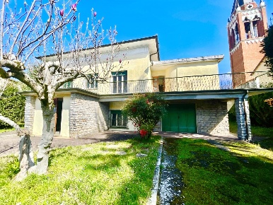 Foto Villa singola a Camaiore di 400 m² con 12 locali in vendita
