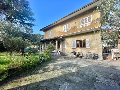 Foto Villa singola a Camaiore Camaiore Paese di 300 m² con 9 locali