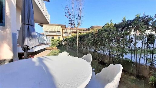 Foto Villa a schiera a Massa Marina di Massa Centro di 80 m² con 4 locali