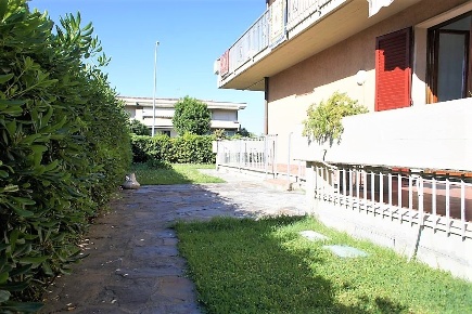 Foto Appartamento a Massa Marina di Massa Centro di 80 m² con 3 locali