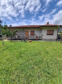 Foto Villa singola a Camaiore di 100 m² con 5 locali in vendita