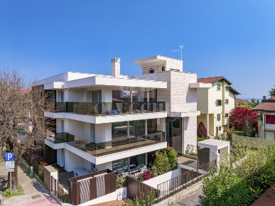 Foto Appartamento in Via Antonio Gramsci, Desenzano del Garda di 153 m²