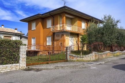 Foto Villa unifamiliare in Via San Zeno, Desenzano del Garda Rivoltella