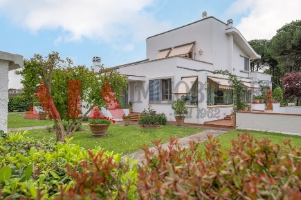 Foto Villa unifamiliare in Via Venezia, Pontedera Oltrera di 400 m²