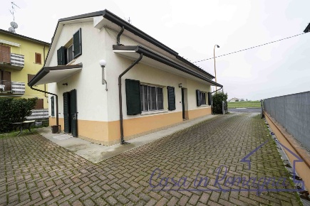 Foto Villa singola in Via Cervese, Cervia di 219 m² con 3 locali in vendita