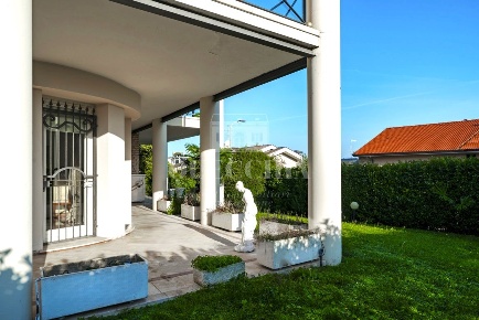 Foto Appartamento in Via Villa del Sole, Desenzano del Garda di 200 m²