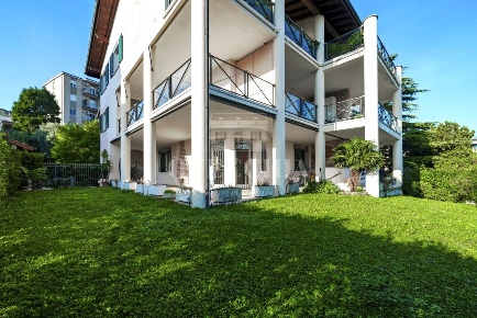 Foto Appartamento in Via Villa del Sole, Desenzano del Garda di 200 m²